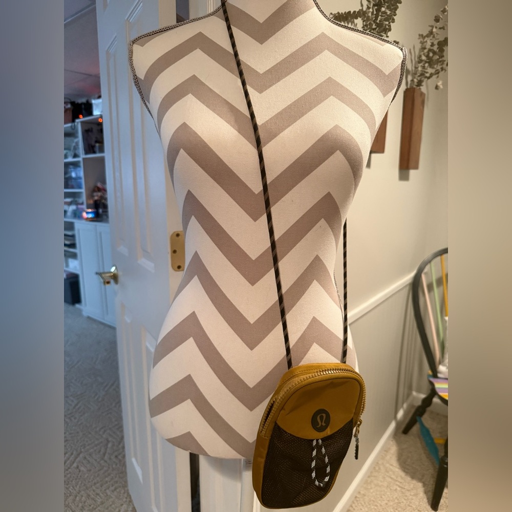 Lululemon Take It On Crossbody Pouch